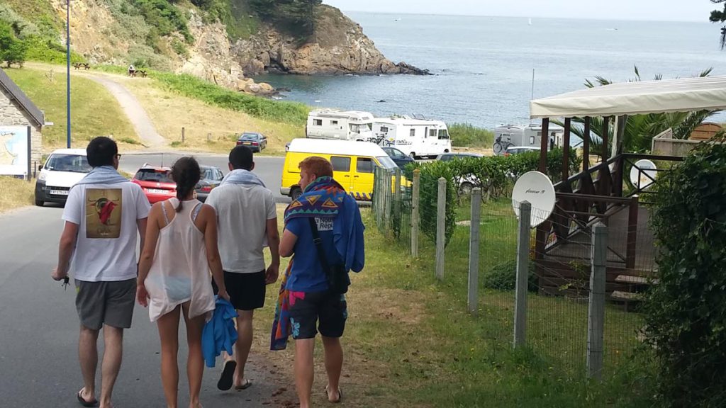 sentier menant directement à la plage en Bretagne